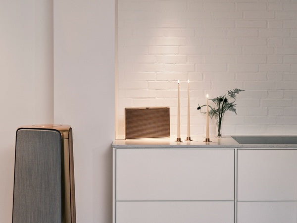 Miljöbild från Ester & Erik med LED avsmalnande ljus Ice Latte, L30-11, tillsammans med längre LED-ljus i samma färg