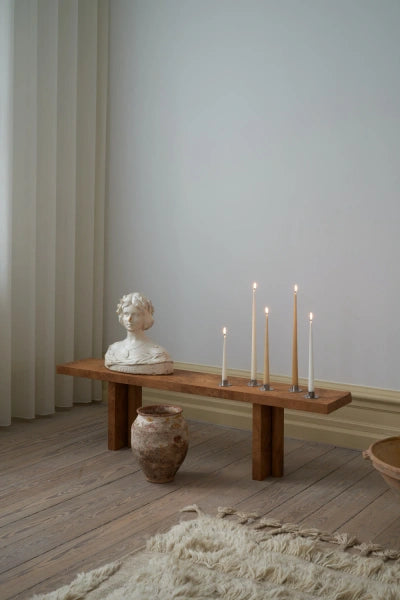 Miljöbild från Ester & Erik med avsmalnande ljus Silky, artikel 0304-10, tillsammans med andra avsmalnande ljus och ljushållare